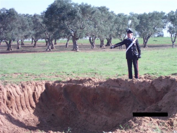 Scavano su un fondo agricolo per 500 metri.